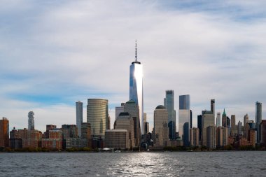 New York City silueti. NYC gökdelenleri suya yansıyor. Hudson Nehri üzerindeki Manhattan silueti. New York şehir manzarası. New York şehir merkezindeki binalar. New York silueti. New York silueti. Hudson ve Manhattan