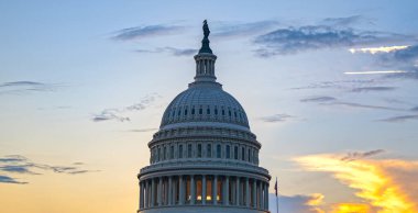 Başkent Kubbesi Washington, DC 'de. Washington DC 'deki eyalet başkenti binaları. Washington 'daki Kongre. Amerikan bayrağı dalgalanıyor. Washington, DC 'deki Capitol Hill.