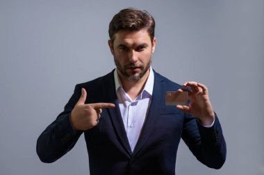 Kredi kartı ekstrelerini gözden geçirecek bir adam. İnternetten kredi kartı alımları. Kredi kartı geçmişi olan, ödeme yapan bir adam. Banka kartı teklifleri. Para ve bütçe. Kişisel finans