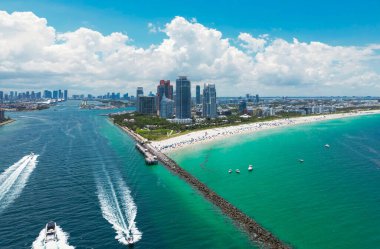 Güney Miami Sahili ve okyanus manzarası. Gökdelenleri olan Miami gökdelenleri. Yazın Miami 'nin hava manzarası. Lüks binaları olan Miami sahili. Miamis 'in ünlü sahil şeridinin insansız hava aracı görüntüsü