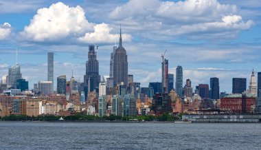 New York şehri gökyüzü bulutları üzerinde. Gökdelenleri olan New York şehri. New York şehri silueti panoramik. Manhattan silueti. New York ve Hudson Nehri. New York şehir merkezi. New York gökdelenleri