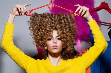 Kıvırcık kadın. Şehvetli bukleleri olan güzel bir kız. Dalgalı saçlı seksi bir manken. Zıplayan bukleli genç bir kadın. Yumuşak dalgalı saçlar. Dalgalı bukleli moda kadını. Güzellik bukleleri. Mükemmel kıvırcık saç stili.