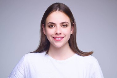 Temiz tenli, güzel, şehvetli bir kadın stüdyo arka planında doğal bir makyaj. Mükemmel ciltli güzel bir kızın portresi. Güzel, doğal bir kadın. Güzel kadın yüzü. Güzel, şehvetli genç bir model.