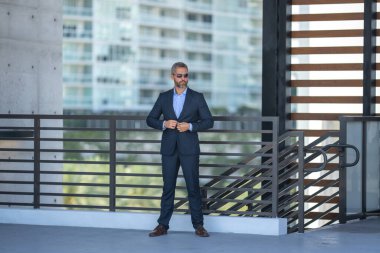 Takım elbiseli, 40 'lı yılların başarılı iş adamı. Takım elbiseli bir iş adamı. Takım elbiseli, olgun, şık bir bankacı. İspanyol bir girişimci olarak. Şirket lideri dışarıda bekliyor. Resmi takım elbiseli zengin yatırımcı