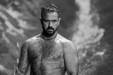 Kaslı adam. Kırsal kesimden biri. Köyde güçlü bir çiftçinin çıplak bedeni. Altı karın kası. Çıplak gövdesi olan kaslı seksi bir adam. Dışarıdaki kaslı adamın seksi çıplak vücudu.