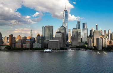 Gökdelenlerin hava manzaralı New York silueti. Manhattan ve Brooklyn. Hudson Nehri manzaralı New York City silueti. New York şehir merkezi. Rıhtımdan New York 'a. New York Panoraması Tepeden