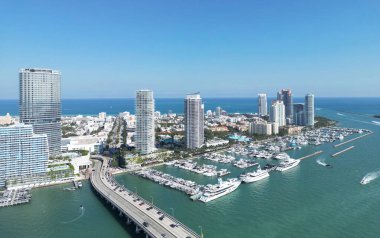 Miami Sahili şehir manzarası. Miami yaz havası manzarası. Miami sahil şeridi. Güney Sahili Miami hava manzarası. Florida 'daki mavi okyanus silueti. Okyanus kıyısında. İHA 'dan gökdelen gökdeleni