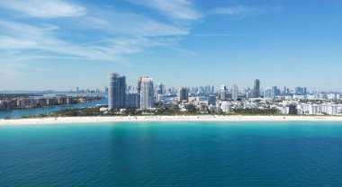 Miami plajı şehir manzarası. Miami yaz havası manzarası. Miami sahil şeridi. Güney Sahili Miami hava manzarası. Florida 'daki mavi okyanus silueti. Miamis şehir manzarası. Okyanus kıyısı