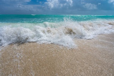Turkuaz deniz kıyısı gölü. Güneşli sahil kıyısı. Huzurlu deniz sahili kaçışı. Dalgalı hareket. Manzaralı deniz manzarası