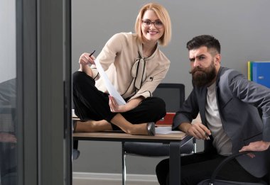 Meslektaşlar arasında flört. Ofis aşkı hikâyesi gizlice anlatılıyor. Ofiste flört ediyor. Ofis çifti duygularını saklamaya çalışıyor. Ofis aşkı. İş yerinde tacize uğramış. İş aşkı