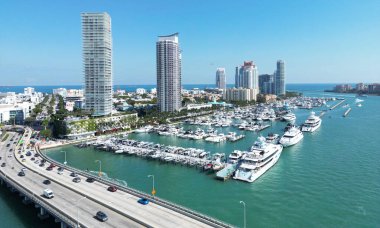 Mavi gökyüzünde Miami Plajı. Skyline hava görüntüsü. Miami şehri. Tropik Miami manzarası. Miami bölgesi gökyüzü manzarası. Meşhur okyanus kıyısında. Panoramik kıyı şeridi. Güney sahili manzarası. Yaz tatili titreşimleri