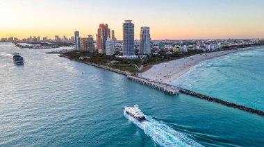 Ufuk çizgisi olan Miami Plajı hava manzarası. Miami yukarıdan. Miamis 'in ünlü simgeleri. Gökdelenleri olan South Pointe plajı. Miami şehri panoraması. Mavi gökyüzü ile Miami Sahili 'nin ufuk çizgisi
