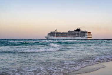 Okyanusta bir gemi turu. Günbatımında lüks bir yolcu gemisi. Yolcu gemisi olan Miami Plajı. Turkuaz su ve yolcu gemisi. Kıyıya yakın bir turist gemisi. Okyanus dalgaları ve gemi teknesi