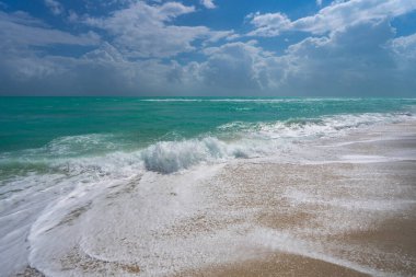 Okyanus dalgaları, yaz arkaplanı. Fırtınalı deniz dalgaları. Yaz denizi dalgası. Köpüklü okyanus dalgaları. Yaz okyanus esintisi. Rüya gibi yaz sahili geçmişi. Okyanus sıçrama dalgaları