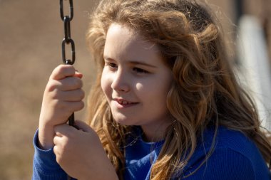 Çocuk hayalleri. Sarışın çocuk barışçıl düşünüyor. Küçük hayalperest. Çocuk hayal etme konsepti. Açık hava çocuk portresi. Hayalci çocuk suratı. Çocukların rüya gibi ifadesi. Çocuklar ilham kaynağıyla yüzleşir. Sarışın çocuklar.