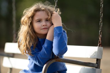 Çocuk zihni hayal gücüyle dolu. Sarışın çocuk barışçıl düşünüyor. Küçük hayalperest. Çocuk hayal etme konsepti. Açık hava çocuk portresi. Hayalci çocuk suratı. Çocukların rüya gibi ifadesi. Çocuklar ilham ile yüzleşir