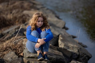 Çocuk hayalleri. Sarışın çocuk barışçıl düşünüyor. Küçük hayalperest. Çocuk hayal etme konsepti. Açık hava çocuk portresi. Hayalci çocuk suratı. Çocukların rüya gibi ifadesi. Çocuklar ilham kaynağıyla yüzleşir. Sarışın çocuklar.