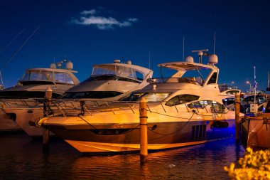 Deniz sularında yelken açmak. Denizde lüks bir yat. Yatları olan Miami Plajı. Yelkenli tropik deniz manzarası. Sahil şeridine yakın bir gemi turu. Florida 'da gün batımı yat yolculuğu. Okyanusta yat