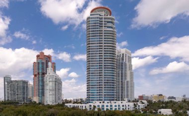 Ufuk çizgisi olan Miami Plajı hava aracı görüntüsü. Miami yukarıdan. Miamis 'in ünlü simgelerinin insansız hava aracı görüntüsü. Gökdelenleri olan South Pointe plajı. Miami şehri panoraması. Miami Sahili 'nin okyanus manzarası