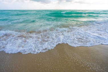 Güzel deniz deseni. Temiz su yüzeyi. Sakin okyanus hareketi. Dramatik fırtına dalgaları. Köpüklü dalga dokusu. Açık deniz sahnesi. Açık turkuaz deniz. Huzurlu tatil manzarası. Dalgalı okyanus tasarımı