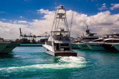 Deniz sularında yelken açmak. Denizde lüks bir yat. Yatları olan Miami Plajı. Yelkenli tropik deniz manzarası. Sahil şeridine yakın bir gemi turu. Florida 'da gün batımı yat yolculuğu. Lüks yat.