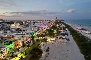 Miami şehir merkezinin gün batımı parlayan manzarası. Güney Sahili 'ndeki tropik cennet. Miami 'de gece yarısı ışıkları. Miami ufuk çizgisinin rıhtım manzarası. Gün doğumunda Miami 'nin hava görüntüsü. Neon Art Deco. Okyanus