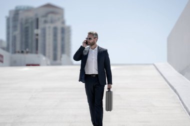 Zengin iş adamı dışarıda dolaşıyor. Çantası olan başarılı bir iş adamı. Lider harekete geçti. İş adamı güvenle yürüyor. Takım elbiseli bir iş adamı işe gidiyor. İş adamı profesyonel hareket halinde