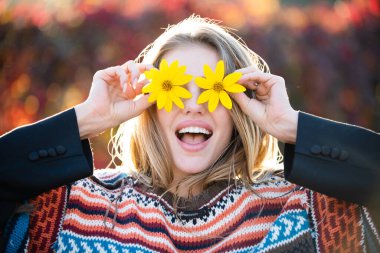 Yay surat. Çiçek mankeni portresi. Yaz güzeli kız. Doğada eğlenceli bir kadın. Romantik çiçek portresi. Çiçekli güzel bir kız. Çiçekli gülüşlü bir kadın. Komik yaz portresi