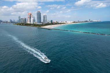 Mavi gökyüzünde Miami Plajı. Skyline hava görüntüsü. Miami şehri. Tropik Miami manzarası. Miami bölgesi gökyüzü manzarası. Meşhur okyanus kıyısında. Panoramik kıyı şeridi. Güney sahili manzarası. Yaz tatili titreşimleri
