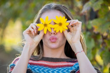 Yay surat. Çiçek mankeni portresi. Yaz güzeli kız. Doğada eğlenceli bir kadın. Romantik çiçek portresi. Çiçekli güzel bir kız. Çiçekli gülüşlü bir kadın. Komik yaz portresi