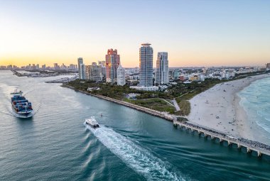 Miami plajı şehir manzarası. Miami yaz havası manzarası. Miami sahil şeridi. Güney Sahili Miami hava manzarası. Florida 'daki mavi okyanus silueti. Miamis şehir manzarası. Okyanus kıyısında. ABD 'de yaz tatili