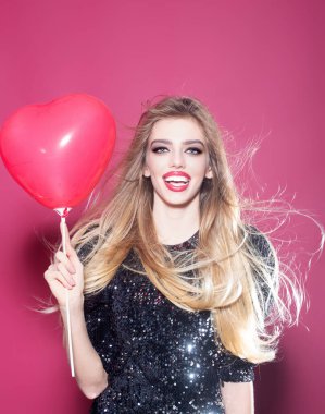 Sevgililer Günü. Güzellik kraliçesi için sevgililer günü hediyesi. Kalp balonu olan romantik bir kız. Aşkı kutlayan şehvetli kadın. Sevgililer Günü hediyeli bir model. Komik duygular kız Sevgililer Günü 'nde eğleniyor