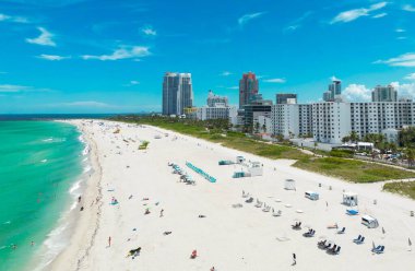 Lüks gökdelenleri ve okyanusları olan Miami şehri. Miamis 'in ünlü sahil şeridinin panoramik drone görüntüsü. Yukarıdan Miami Sahili. Miami silueti tepeden. Miami, Florida 'nın havadan manzarası