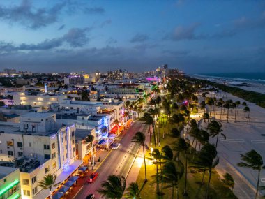 Miami şehir merkezinin gün batımı parlayan manzarası. Güney Sahili 'ndeki tropik cennet. Miami 'de gece yarısı ışıkları. Miami ufuk çizgisinin rıhtım manzarası. Gün doğumunda Miami 'nin hava görüntüsü. Neon Art Deco. Okyanus