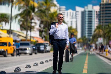 İş adamı işe yürüyerek gider. Hispanik iş adamı sokakta güven içinde yürüyor. Ofis çalışanı ofise gidiyor. Olgun bir iş adamı şehirde yürüyor. Dışarıda dolaşan gömlekli bir iş adamı.