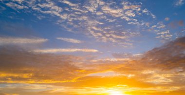 Gün doğumunda gökyüzü. Güneş ışığının arka planında güzel bir gün doğumu. Alacakaranlık, dramatik gün doğumu şafak, alacakaranlık, güneş ışığı. Bulutlu gün batımı. Gün doğumu duvar kağıdı. Gökyüzü gün batımı örtüsü. Huzurlu ufuk. Parlak gökyüzü manzarası