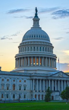 ABD yönetiminin Meclis sembolü. Capitol simgesi. Amerikan demokratik sisteminin Meclis Anıtı. Gökyüzü arka planındaki Capitol. Amerikan Başkenti