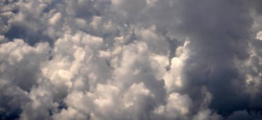 Kara bulutlu, fırtınalı bir gökyüzü. Dramatik bulut manzarası. Fırtına bulutlarının arka planı. Karamsar gökyüzü ve ağır bulutlar. Fırtına bulutu. Fırtınadan önce gökyüzü. Yağmurdan sonra gökyüzü. Dağınık bulutlar. Fırtınalı gökyüzü