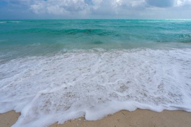Deniz dalgaları arka planı. Yaz okyanusu hareketi. Okyanus sıçrama dalgası arka planı. Derin mavi deniz plajı. Turkuaz dalga. Rüya gibi deniz plajı. Güzel deniz dalgaları