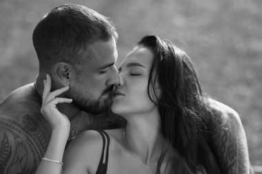 Çift öpüşmesi. Şehvetli bir öpücük. Seksi bir öpücük. Aşık çift öpüşüyor. Tutkulu çift öpüştü. Yakından öp. Romantik bir an. Şefkatli aşıklar. Çift kucaklaşır ve öpüşür. Gerçek aşk. Sevgi dolu kucaklaşma