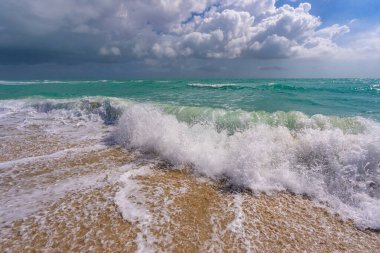 Deniz dalgaları. Okyanus suyu hareketi. Okyanus dalgası arka planı. Derin mavi deniz plajı. Turkuaz dalga. Rüya gibi deniz plajı. Güzel deniz dalgaları