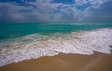 Deniz dalgası. Mavi okyanus dalgaları. Köpüklü dalga. Yuvarlanan deniz dalgaları. Yumuşak deniz sahili dalgası. Yaz Denizi Sahili