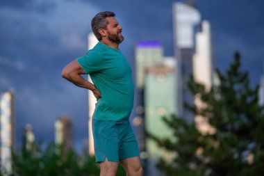 Spordan sonra sırtım ağrıyor. Omurga yaralanması olan bir adam. Dışarıda koşarken yaralanmış. Spor yaptıktan sonra kas ağrısı. Spor yaparken sırt spazmı. Romatizma hareketi etkiliyor. Yoğun egzersizden dolayı yaralanma.