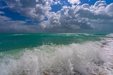 Deniz dalgası. Mavi okyanus dalgaları. Köpüklü dalga. Yuvarlanan deniz dalgaları. Yumuşak deniz sahili dalgası. Yaz Denizi Sahili