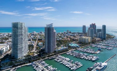 Miamis sahil şeridinde lüks bir yat turu. Miami limanına yanaşmış yatların havadan görüntüsü. Miami 'nin ufuk çizgisi yatları. Yatı körfezde Miami Plajı. Miami 'de yaz tatili. South Pointe Marina 'da yatlar