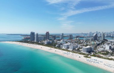 Miami Sahili ufuk çizgisi hava manzarası. Miami 'den İHA' ya. Tropik Miami manzarası. Miami bölgesi gökyüzü manzarası. Meşhur okyanus kıyısında. Panoramik kıyı şeridi. Güney sahili manzarası. Yaz tatili titreşimleri