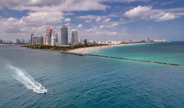 Ufuk çizgisi olan Miami Plajı hava manzarası. Miami yukarıdan. Miamis 'in ünlü simgeleri. Gökdelenleri olan South Pointe plajı. Miami şehri panoraması. Miami ufuk çizgisi ve okyanus. Güney Florida