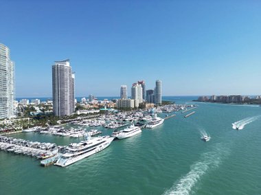 Miami Sahili şehir manzarası. Miami yaz havası manzarası. Miami sahil şeridi. Güney Sahili Miami hava manzarası. Florida 'daki mavi okyanus silueti. Miamis şehir manzarası. Okyanus kıyısında. Yaz gökdeleni silüeti