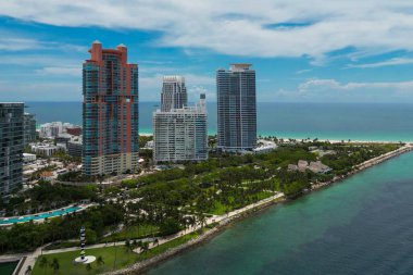 Lüks gökdelenleri ve okyanusları olan Miami şehri. Miamis 'in ünlü siluetinin panoramik drone görüntüsü. Yukarıdan Miami Sahili. Miami silueti tepeden. Miami, Florida, ABD 'nin havacılık şehri.