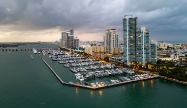 Ufuk çizgisi olan Miami Plajı hava aracı görüntüsü. Miami yukarıdan. Miami 'nin ünlü deniz manzaralı insansız hava aracı. Gökdelenleri olan South Pointe plajı. Miami şehri panoraması. Miami Sahili 'nin okyanus manzarası